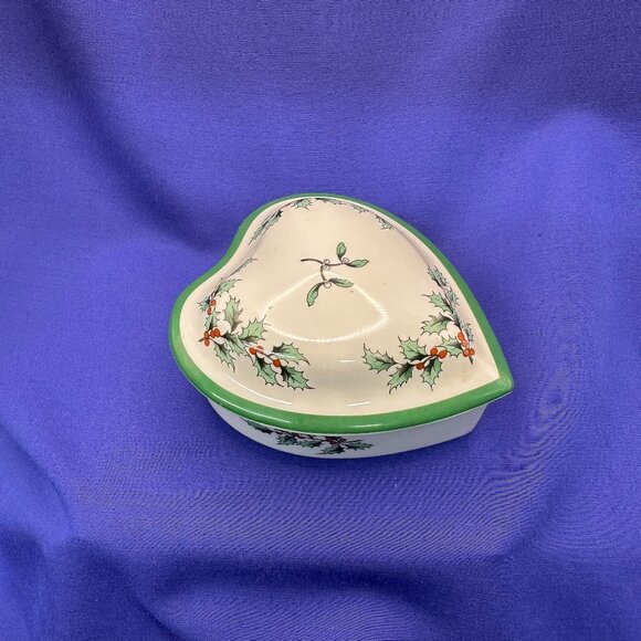 Spode Christmas Tree Heart-Shaped Covered Box Made in England - Picture 2 of 14